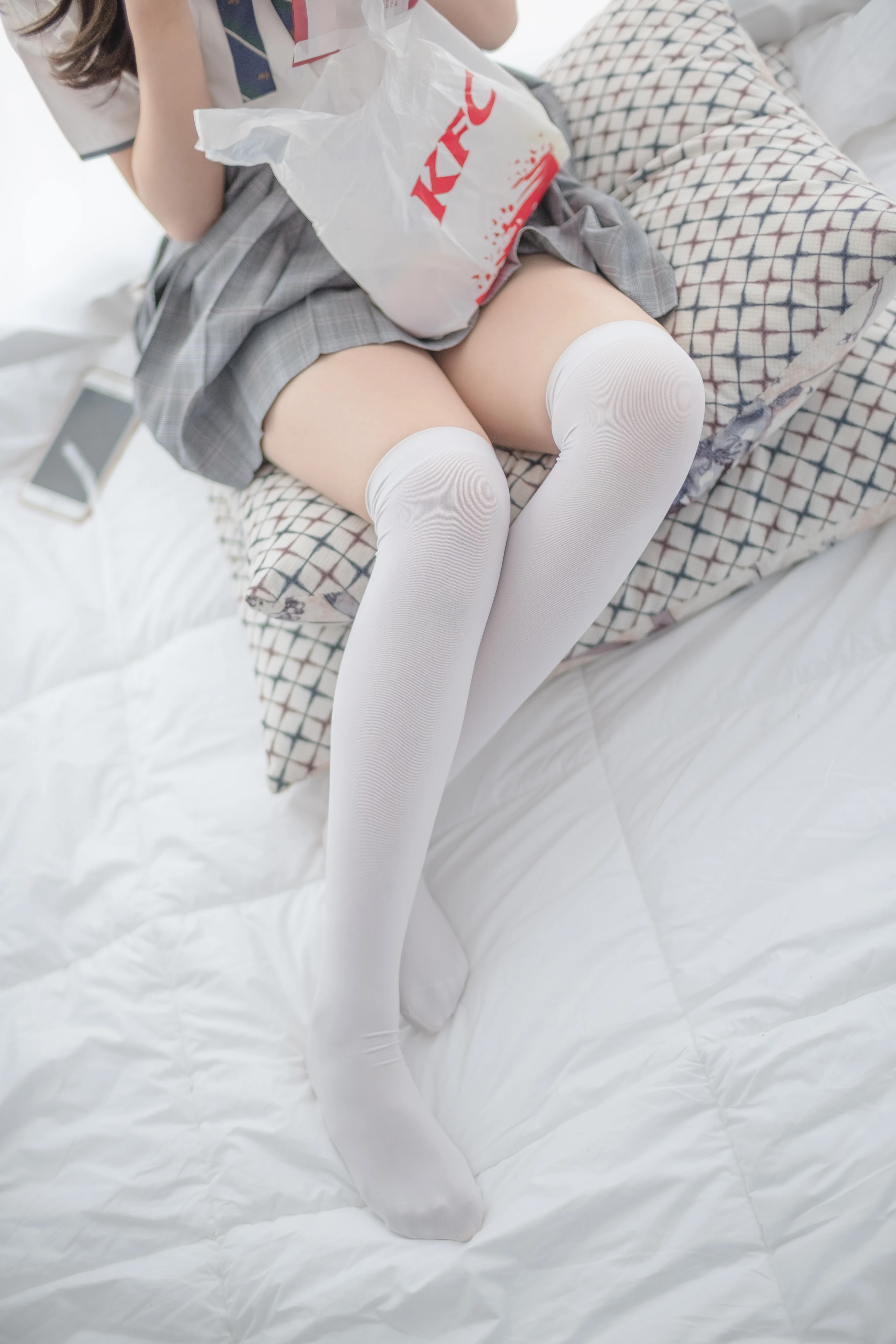 森萝财团 [R15-009] 床上JK白丝 [84P]插图3